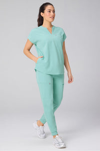 EVOLVE SCRUB TOP